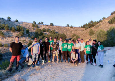 equipo cromogenia en la plantada de árboles